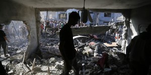 DEIR AL-BALAH, GAZA - NOVEMBER 7: Civil defense teams and citizens continue search and rescue operations after an airstrike hits the building belonging to the Maslah family during the 32nd day of Israeli attacks in Deir Al-Balah, Gaza on November 7, 2023 (Photo by Ashraf Amra/Anadolu via Getty Images)